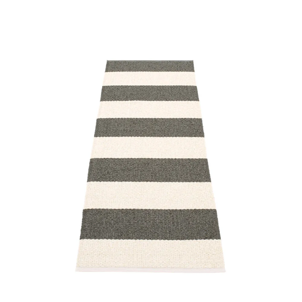 Bridgehampton Plastic Floor Mats Charcoal/Vanilla (Multiple Sizes)